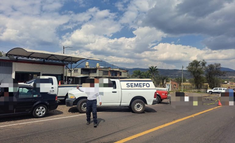 Un choque entre un vehículo y una motocicleta en la carretera CdHidalgo-Morelia, a la altura de la casa del padre, deja un fallecido.