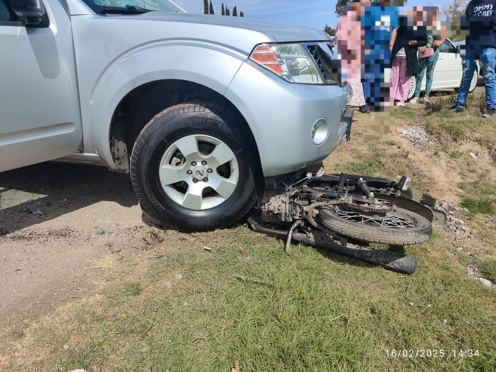 ¡Choque en Ciudad Hidalgo! Joven resulta herido en la carretera a Huajumbaro.