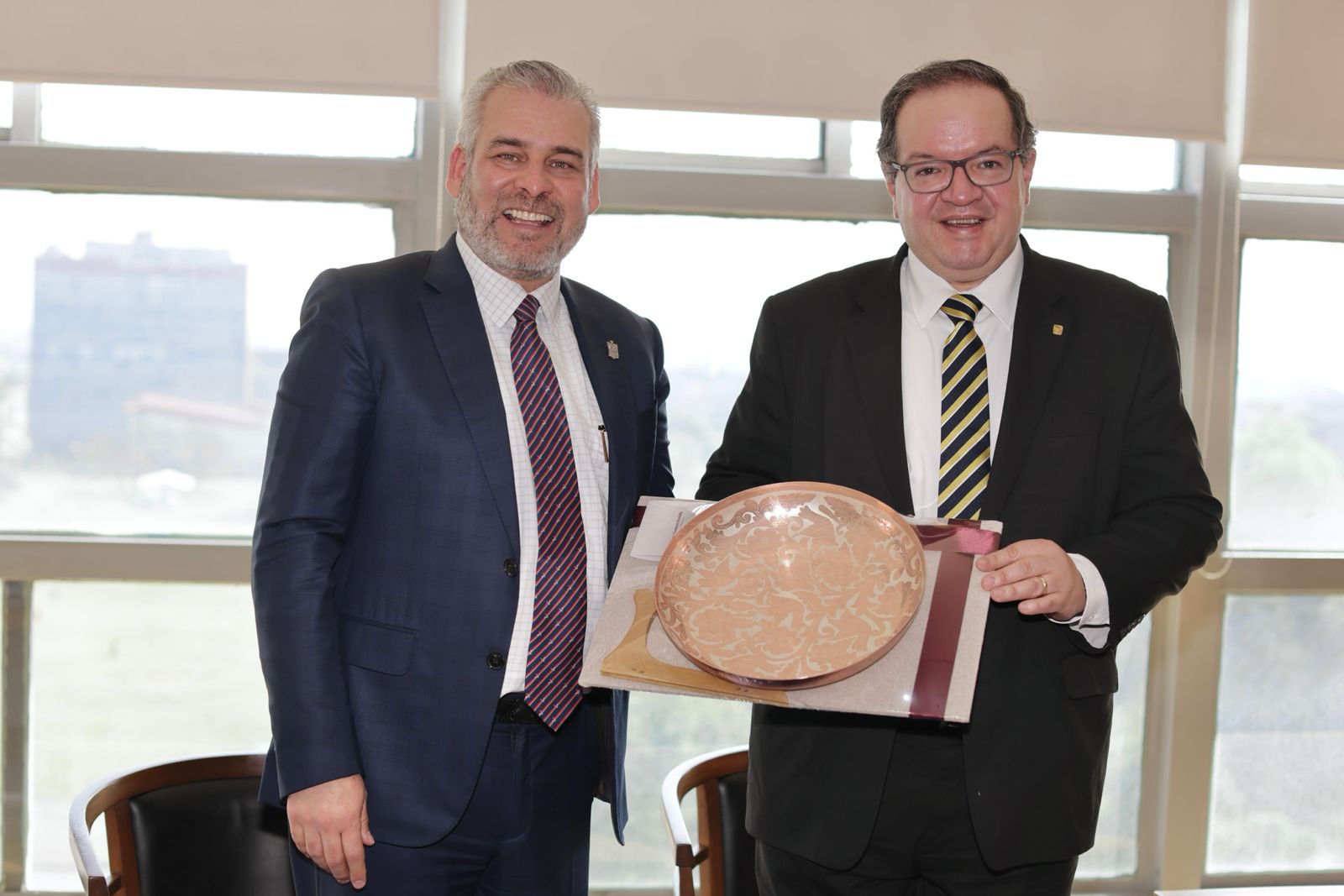 Reafirman Bedolla y rector de la UNAM colaboración para el desarrollo.