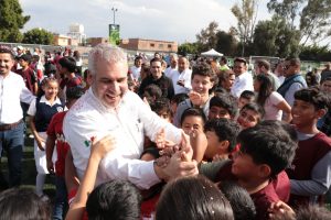 Entrega Bedolla cancha de fútbol en Yurécuaro para prevenir el delito a través del deporte.