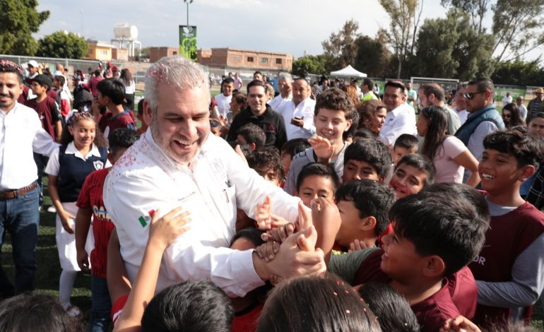 Entrega Bedolla cancha de fútbol en Yurécuaro para prevenir el delito a través del deporte.