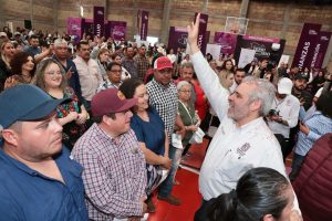 En Yurécuaro, Bedolla refuerza cercanía con ciudadanos en audiencia pública.