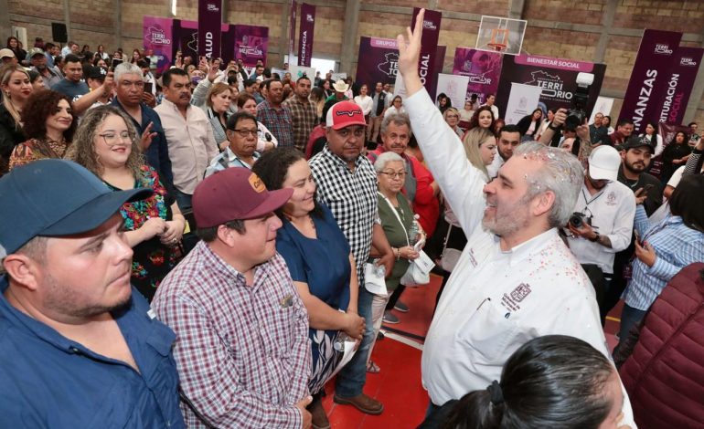 En Yurécuaro, Bedolla refuerza cercanía con ciudadanos en audiencia pública.