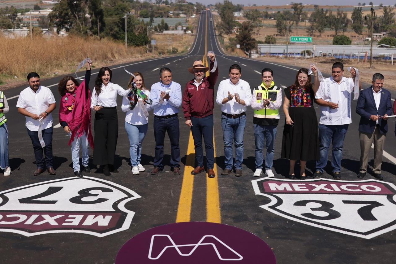 Inaugura Bedolla rehabilitación carretera La Piedad-Numarán.
