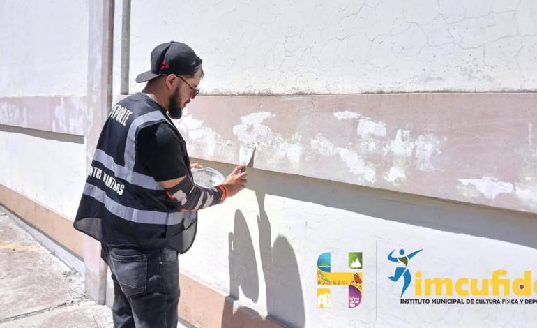 La Administración Municipal que encabeza Jeovana Alcántar, realiza trabajos de Rehabilitación para la Fachada del Auditorio Municipal de la Unidad Deportiva.