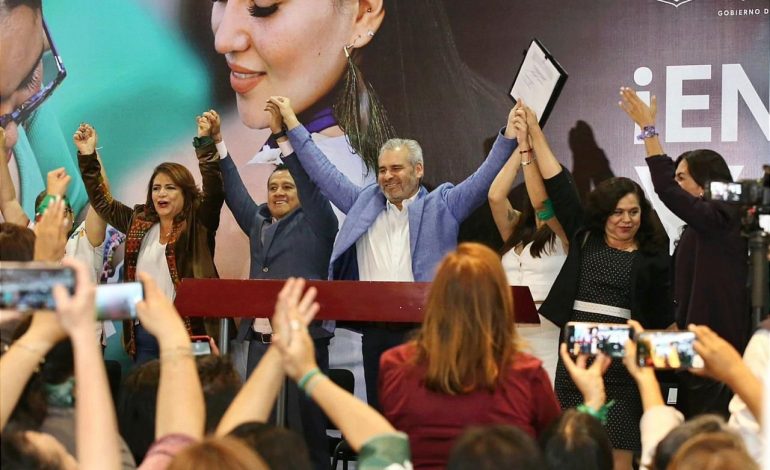 Bedolla celebra aprobación de reforma a Ley de Salud que garantiza derecho al aborto.