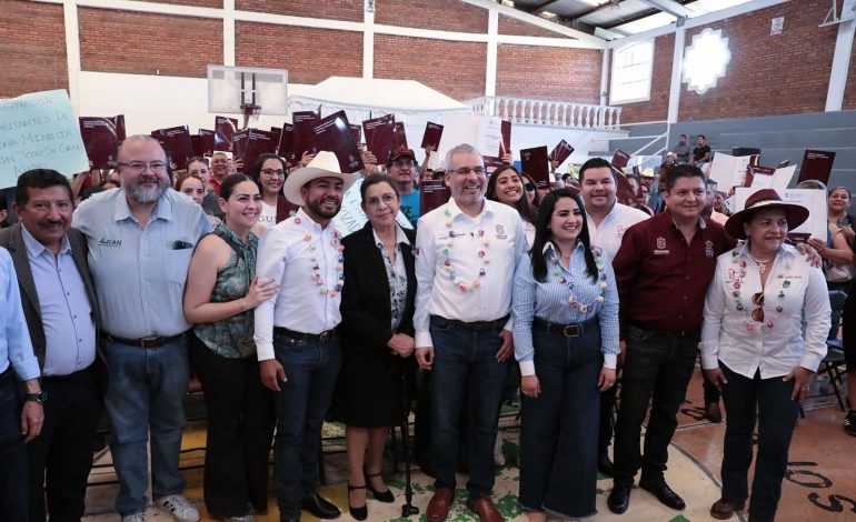 Con escrituras, Bedolla da certeza patrimonial a más de 100 familias de Los Reyes.
