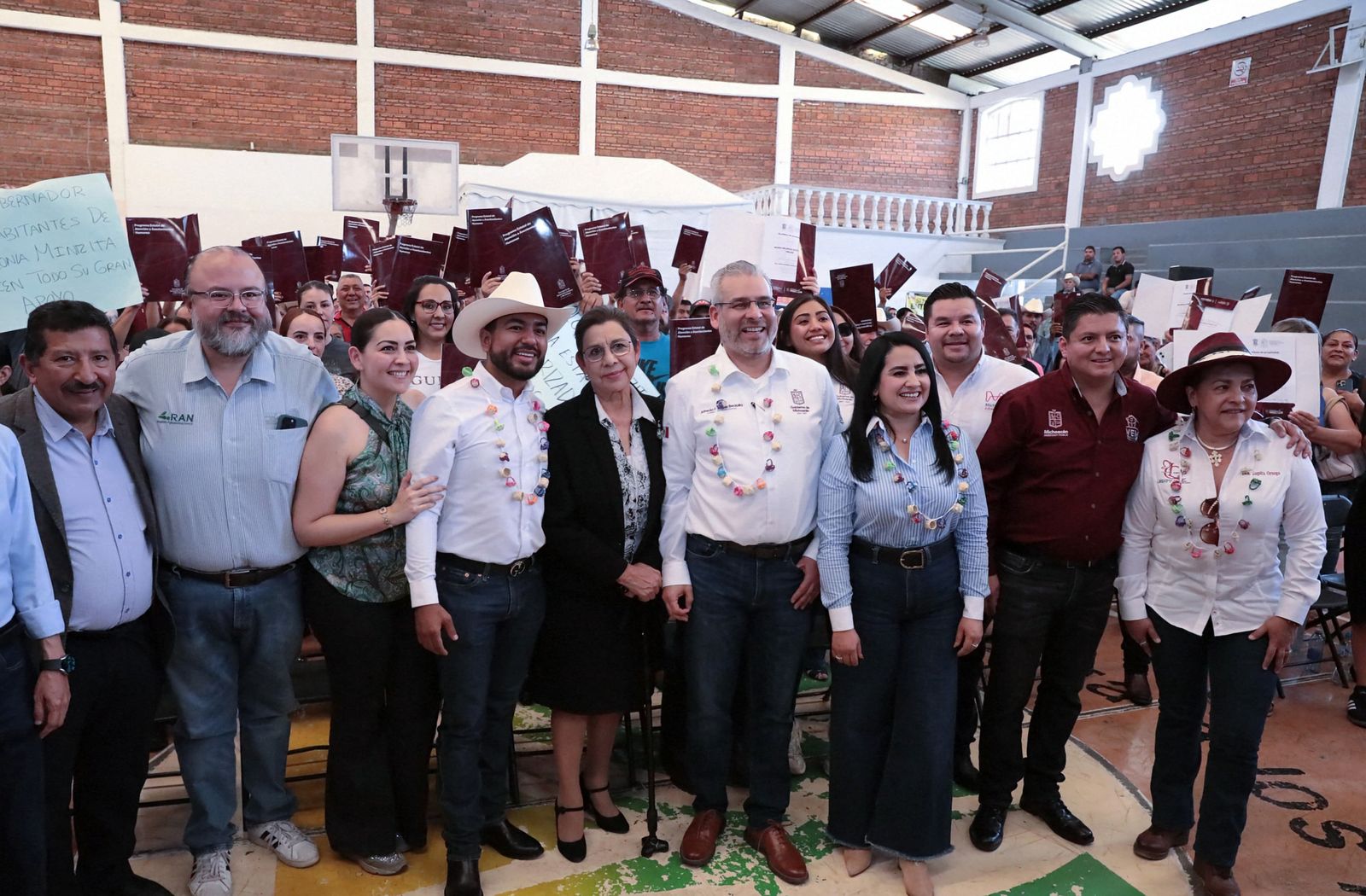 Con escrituras, Bedolla da certeza patrimonial a más de 100 familias de Los Reyes.
