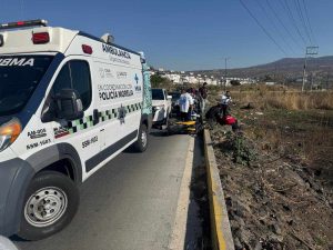 Mujer resultó lesionada tras ser impactada por una camioneta