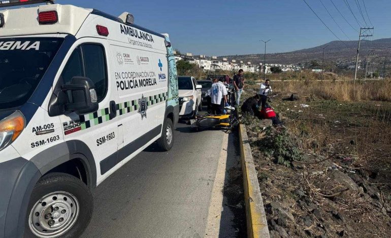 Mujer resultó lesionada tras ser impactada por una camioneta