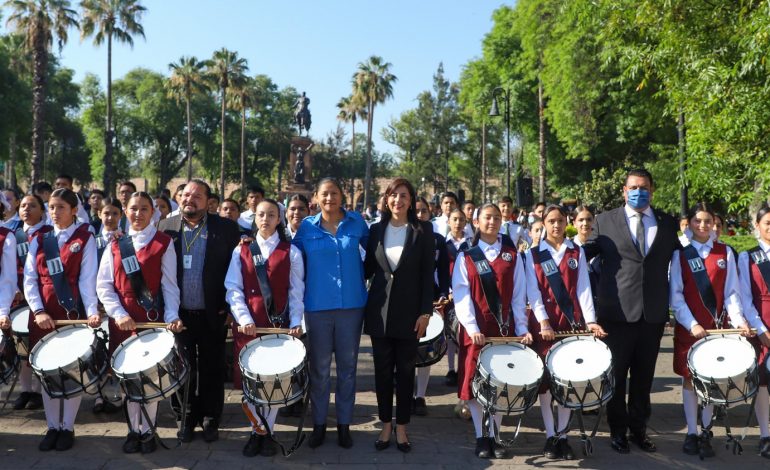 SEE fomenta valores cívicos con la entrega de bandas de guerra