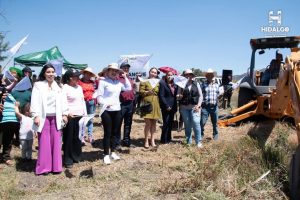 ​Jeovana Alcántar, dio el banderazo de inicio a los trabajos de rehabilitación de la red de agua potable en la comunidad de las Grutas.