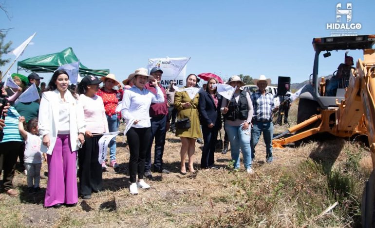 ​Jeovana Alcántar, dio el banderazo de inicio a los trabajos de rehabilitación de la red de agua potable en la comunidad de las Grutas.