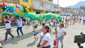 Niños de preescolares iluminan las calles del centro de Zitácuaro en el desfile de primavera