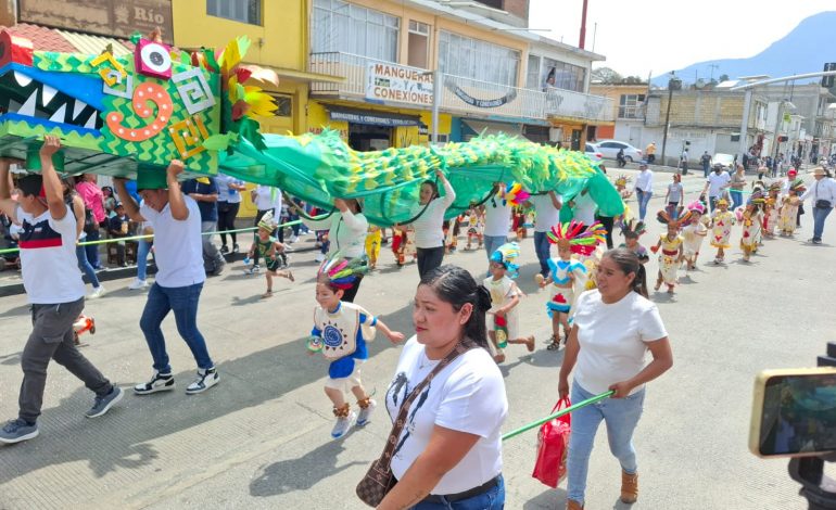 Niños de preescolares iluminan las calles del centro de Zitácuaro en el desfile de primavera