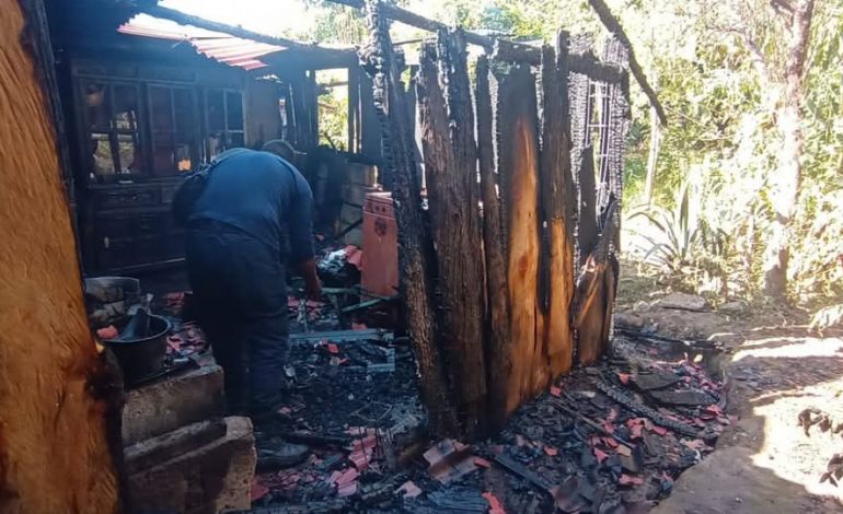 Bomberos de Zitácuaro atendieron un incendio en la comunidad San Miguel Chichimequillas