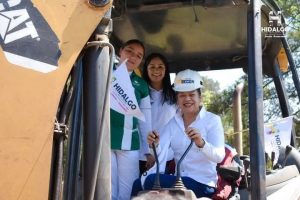 ​Jeovana Alcántar, dio el banderazo de inicio a los trabajos de construcción de la techumbre, en el Conalep Ciudad Hidalgo.