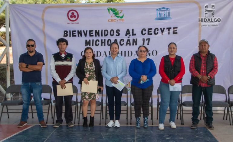 Jeovana Alcántar dio el banderazo de arranque a los trabajos de construcción de un aula didáctica en el CECyTE 17 Plantel Ciudad Hidalgo.