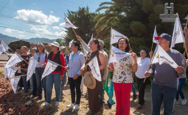 Jeovana Alcántar, arrancó los trabajos de pavimentación hidráulica en el Fraccionamiento Los Ángeles.