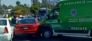 Choque entre una ambulancia de Rescate y un coche particular sobre la avenida Madero Oriente de Morelia