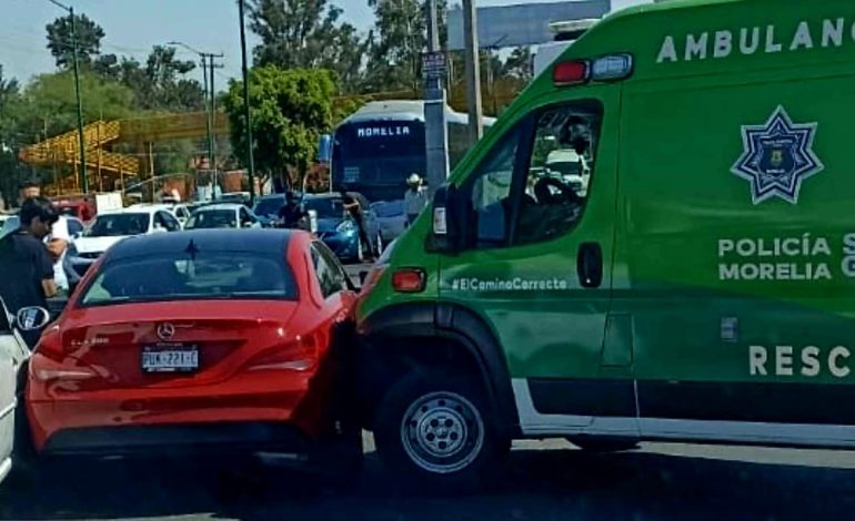 Choque entre una ambulancia de Rescate y un coche particular sobre la avenida Madero Oriente de Morelia