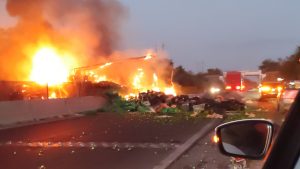 Arde camión cargado con limón que volcó sobre la carretera Apatzingán – Cuatro Caminos