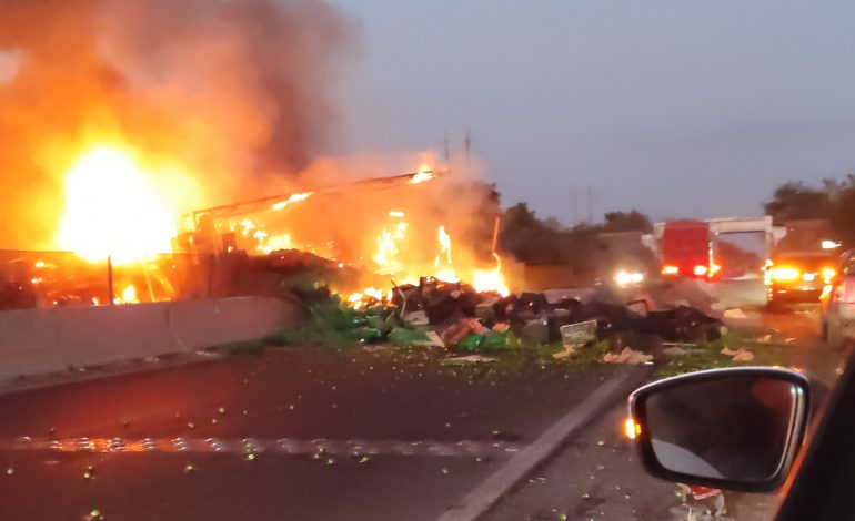 Arde camión cargado con limón que volcó sobre la carretera Apatzingán – Cuatro Caminos