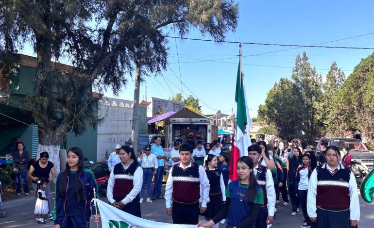 Estudiantes de Cecytem refuerzan valores patrios con desfile conmemorativo