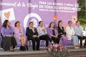 ​Acompañada de mujeres de distintos sectores de la población, Jeovana Alcántar, encabezó la ceremonia del Día Internacional de la Mujer.