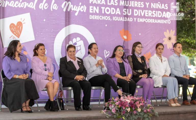 ​Acompañada de mujeres de distintos sectores de la población, Jeovana Alcántar, encabezó la ceremonia del Día Internacional de la Mujer.