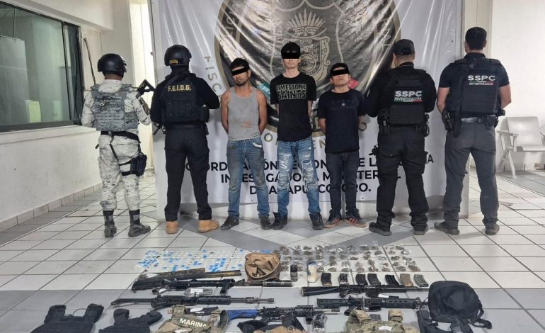 TRAS EJECUTAR UNA ORDEN DE CATEO EN GUERRERO, SE DETUVO A TRES HOMBRES Y SE ASEGURARON ARMAS LARGAS, GRANADAS Y DOSIS DE DROGA