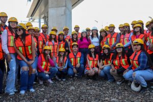 Gladyz Butanda y universitarios visitan teleférico de Uruapan
