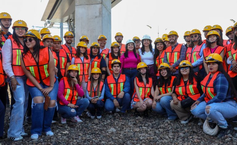 Gladyz Butanda y universitarios visitan teleférico de Uruapan