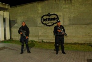 Policía Auxiliar vigila empaques de mango y aguacate para exportación