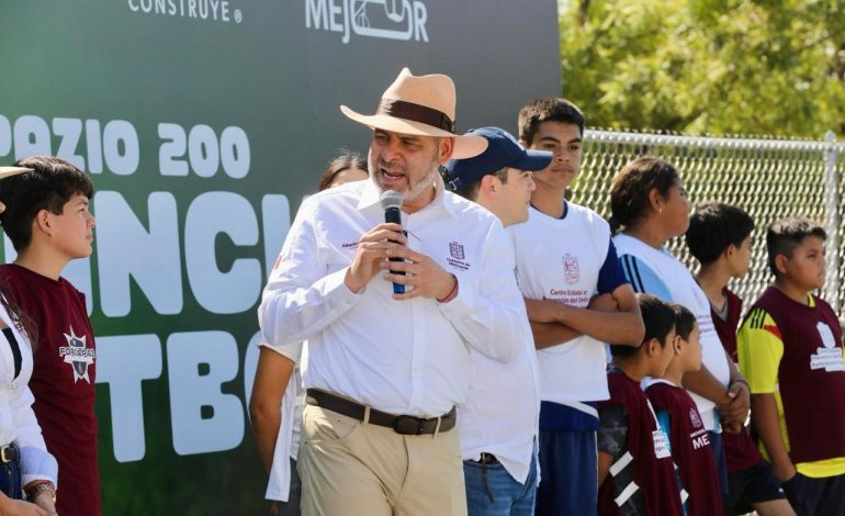 Más espacios deportivos para prevenir la violencia; Bedolla inaugura cancha de fútbol 7 en Apatzingán