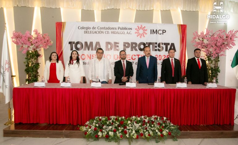 Mario Aguirre, Secretario Técnico del Ayuntamiento, asistió a la toma de protesta del Consejo Directivo del Colegio de Contadores de Ciudad Hidalgo.