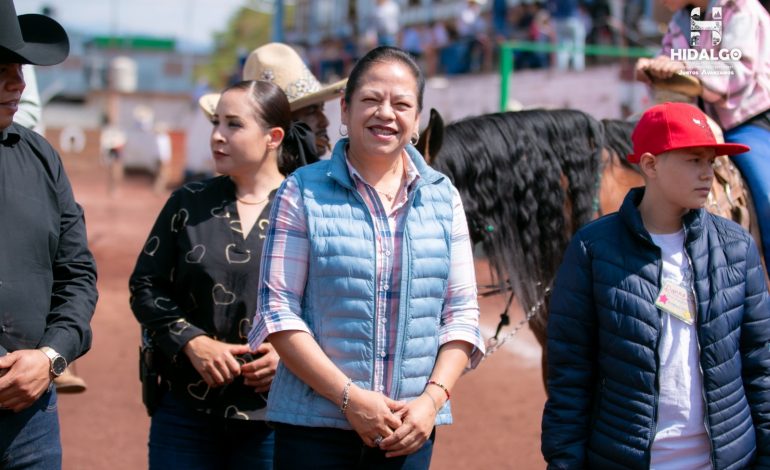 Jeovana Alcántar, asistió a la Charreada con causa que llevó a cabo fundación Dona-Arte y Ayuntamiento.
