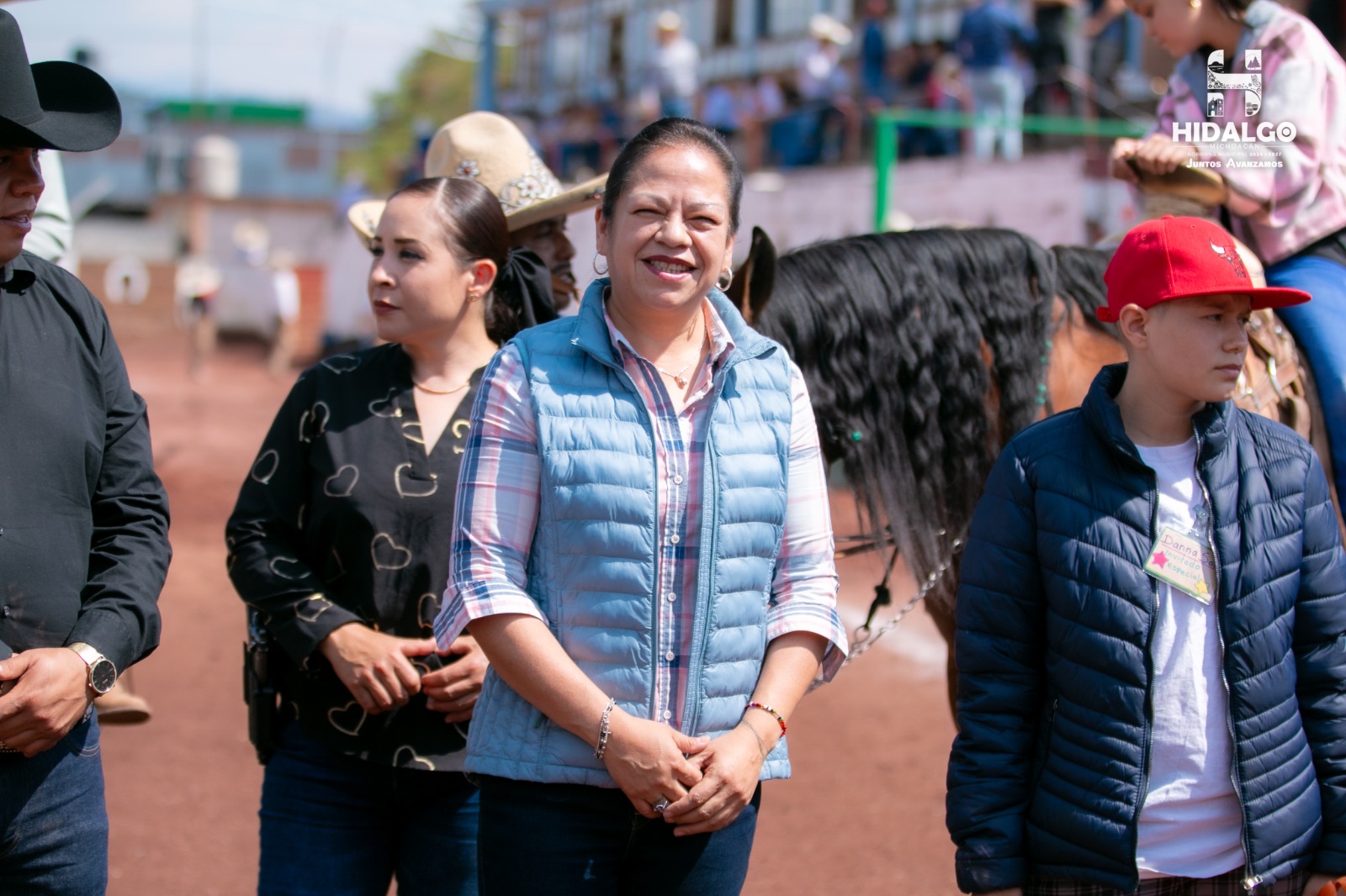 Jeovana Alcántar, asistió a la Charreada con causa que llevó a cabo fundación Dona-Arte y Ayuntamiento.
