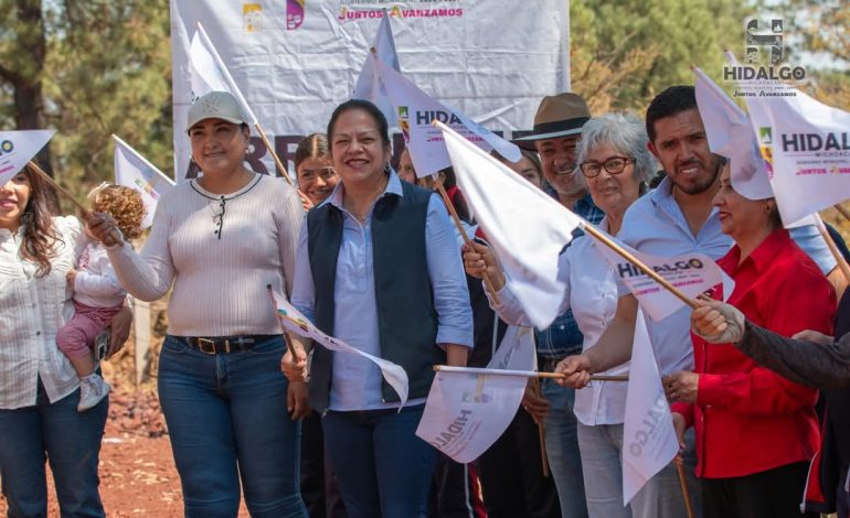 Jeovana Alcántar inauguró un aula en la Escuela Secundaria Técnica 151, así como la segunda etapa de la pavimentación asfáltica del camino de acceso.