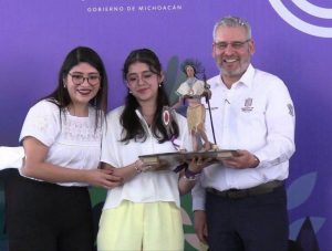 Alumna del Cecytem, galardonada con la Presea Eréndira.<br>