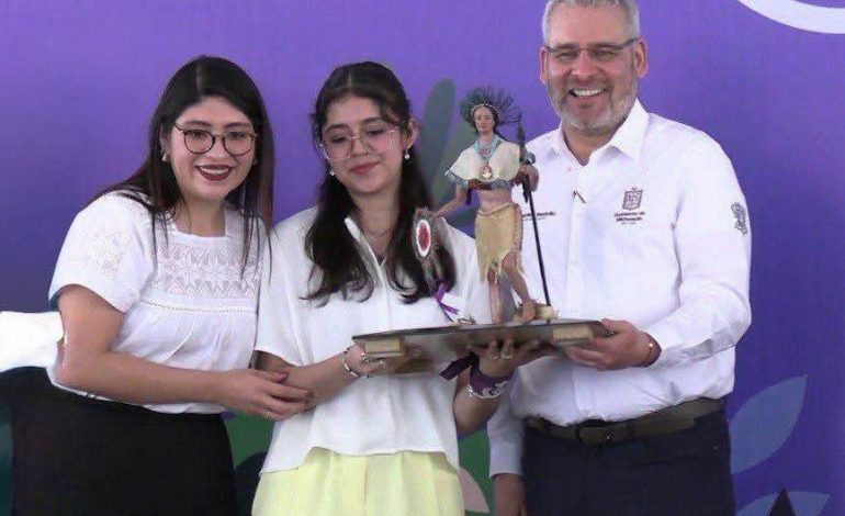 Alumna del Cecytem, galardonada con la Presea Eréndira.