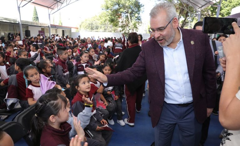 Arranca Bedolla estrategia nacional de salud en escuelas de Michoacán.