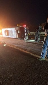 Volcadura en la Autopista Siglo XXI Deja Ocho Heridos