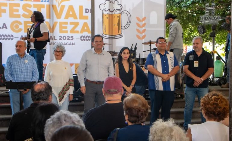 La Regidora, Iraida Catalina Quiroz Montes, en representación de la Presidenta, Jeovana Alcántar, inauguró el Sexto Festival de Cerveza Artesanal.
