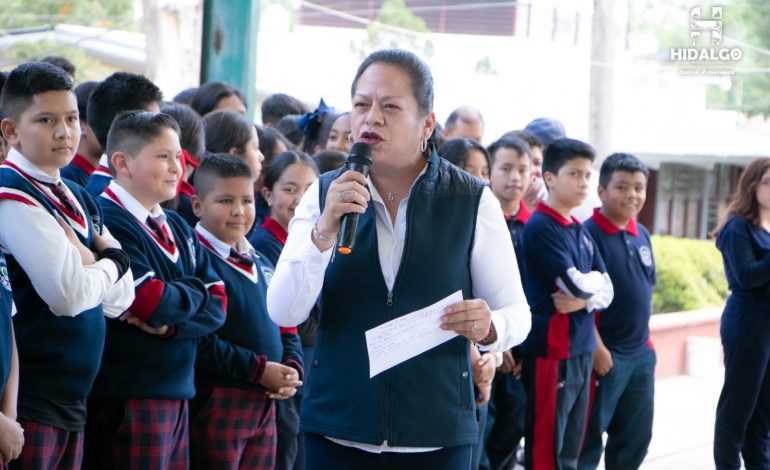 Jeovana Alcántar, dio el banderazo de inicio a los trabajos de un aula, en la Escuela Secundaria Técnica 51 Forestal.