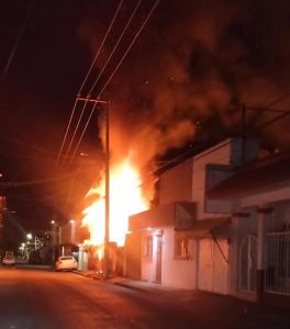 Incendio en colonia Ramón Farías de Uruapan deja severos daños materiales.<br>