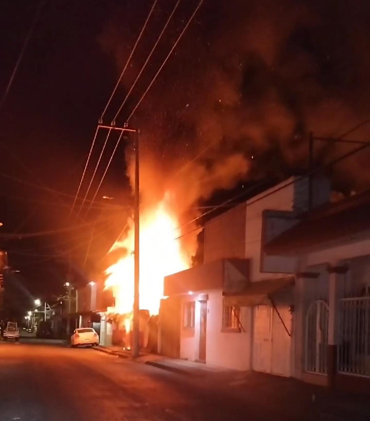 Incendio en colonia Ramón Farías de Uruapan deja severos daños materiales.