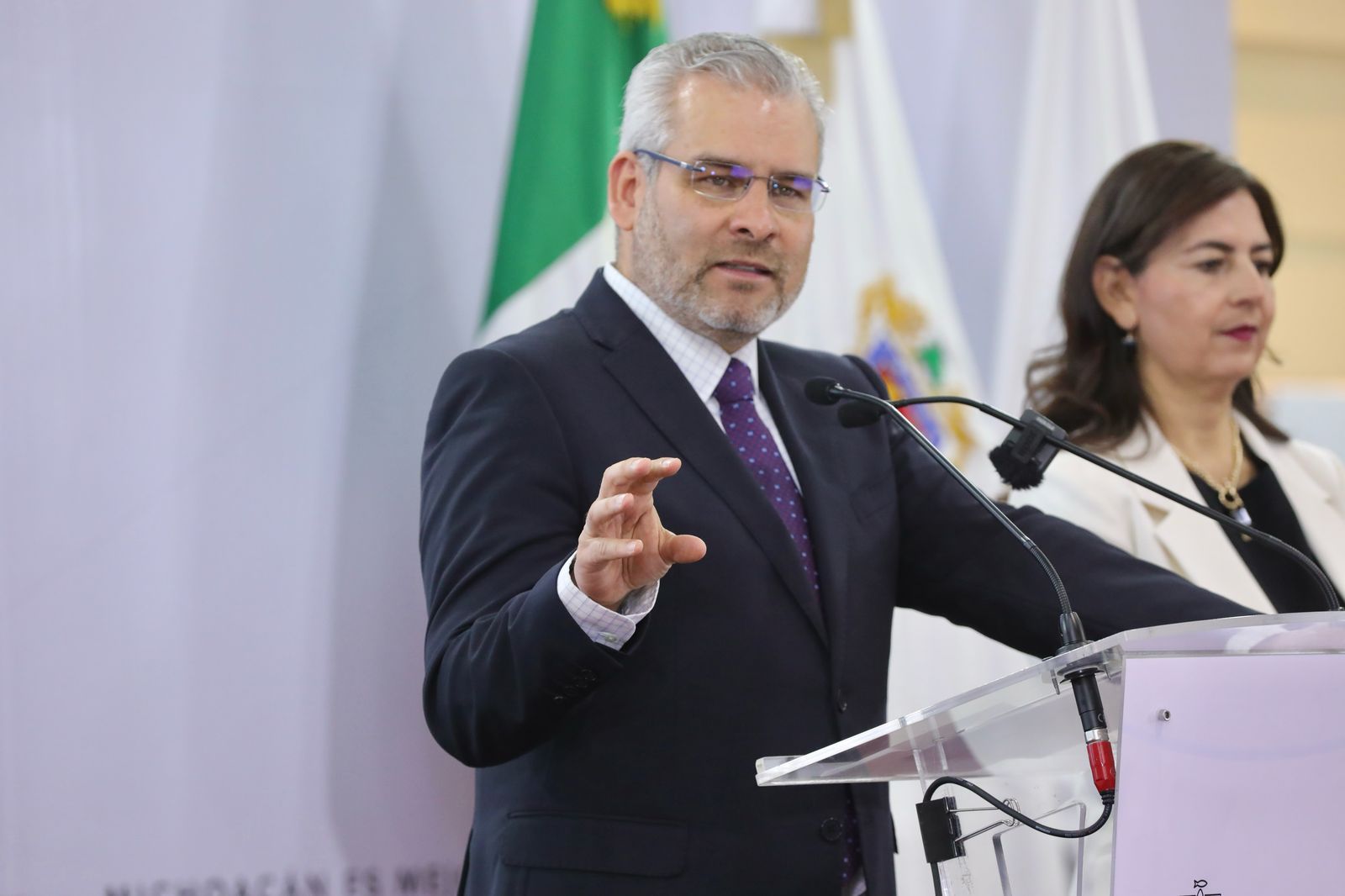 Claudia Sheinbaum destina mil 290 mdp para mejorar escuelas: Bedolla.
