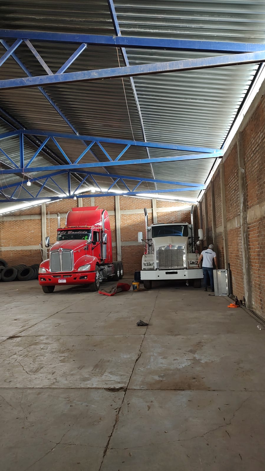 Catea Fiscalía General yonke en Hidalgo y asegura dos tractocamiones con alteraciones en sus medios de identificación.