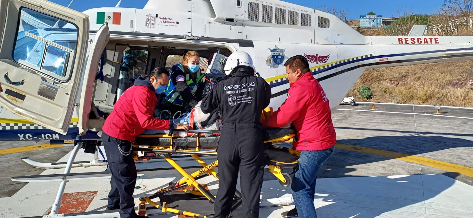SSP realiza traslados aéreos tras accidente vehicular en Tiripetio.